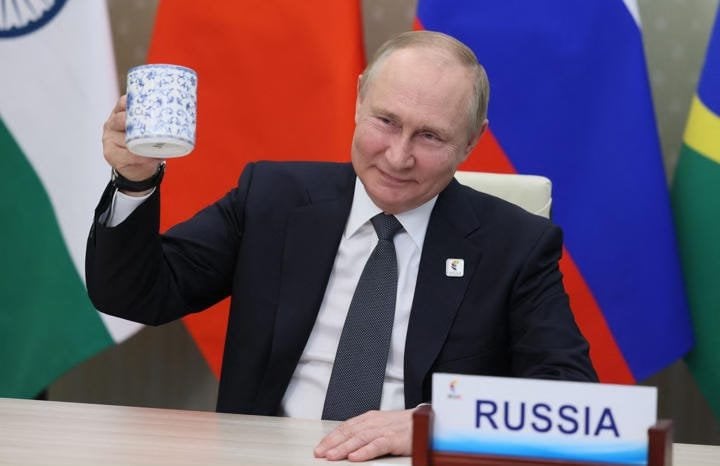 排他的：世界裁判所は、児童誘ductionsに対するプーチン大統領に対する新しい戦争犯罪の告発を比較検討します