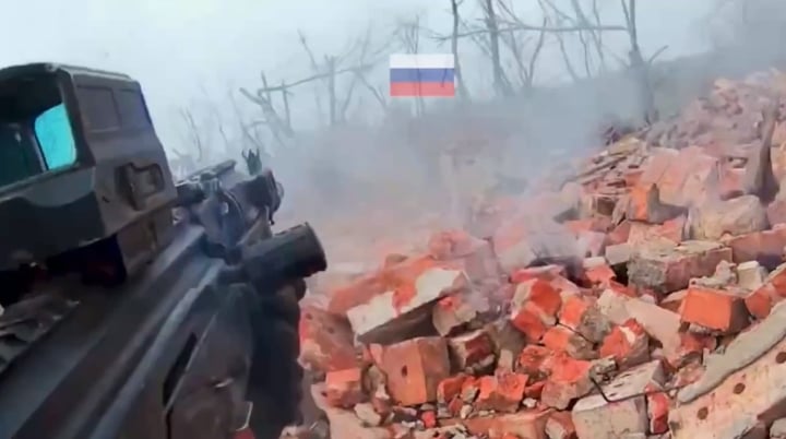 ウクライナの兵士は、ドネツク地域のトレットク近くの機関銃の火でロシアの占領者を破壊します