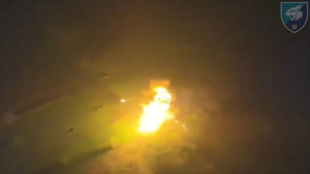ロシアの歩兵を運ぶ車両は、ウクライナの立場に対する攻撃の試みの際に、対戦車鉱山にぶつかった後、空中に吹き込まれました。 Pokrovsk Direction、第38海兵隊旅団。 2025年4月