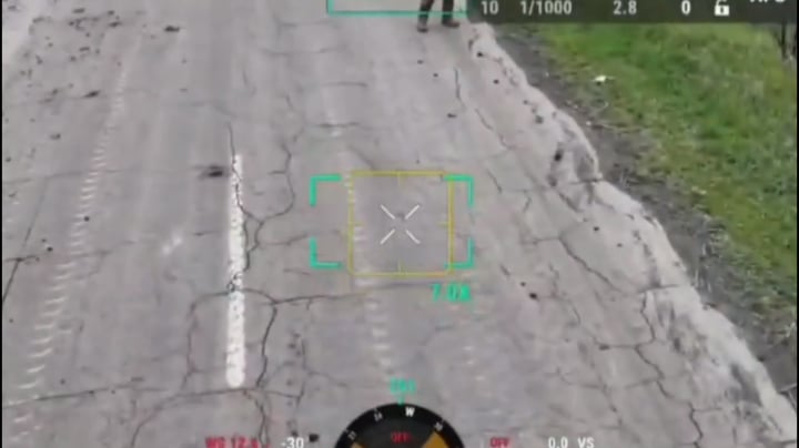 ロシア人がウクライナのドローンに降伏した。興味深いことに、兵士はドローンに従って、マビックが道路の脇に横たわっていることに気づき、ドローンオペレーターの同意を得て、ギフトで「訪問」することができるようにそれを拾い上げます