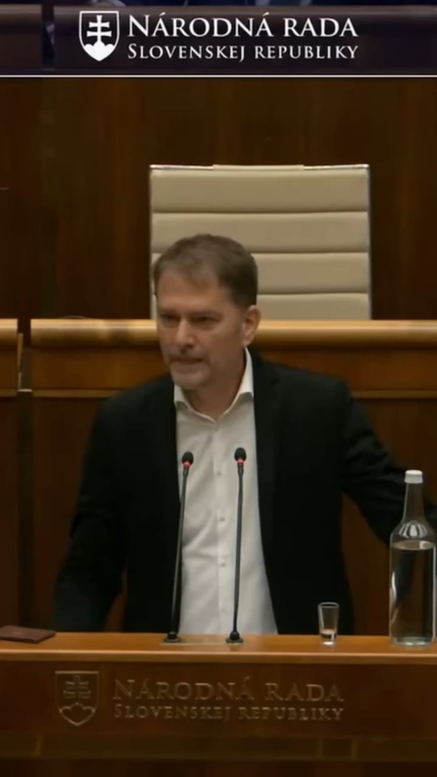 マトビッチは議会のポルデカックから注がれ、彼はNRSR議員のアルコール消費の問題を指摘したかった