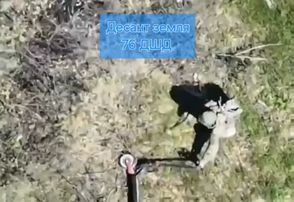 ロシアの空tro部隊は、電動スクーターをバービーワイヤーから取り除こうとしましたが、最終的には鉱山に引きずり込まれました。 2025年4月 [graphic content, NSFW]