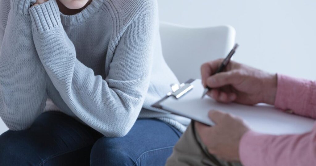 女の子はしばしば精神的問題の助けを求め、男の子のより高い自殺の数字