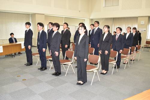 社会人の自覚を胸に、入社式に臨む新入社員＝１日、八戸市