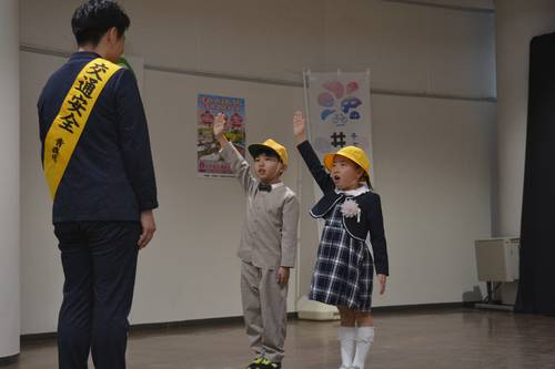 宮下宗一郎知事（左）に交通安全を誓う新１年生＝４日、青森市