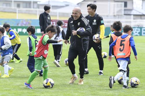 小野伸二さん（中央）から指導を受ける子どもたち＝２７日、八戸市プライフーズスタジアム