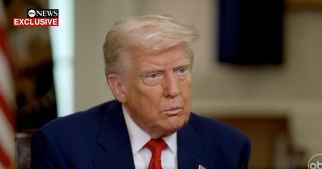 トランプは彼の顔に事実を確認されていることで溶けます