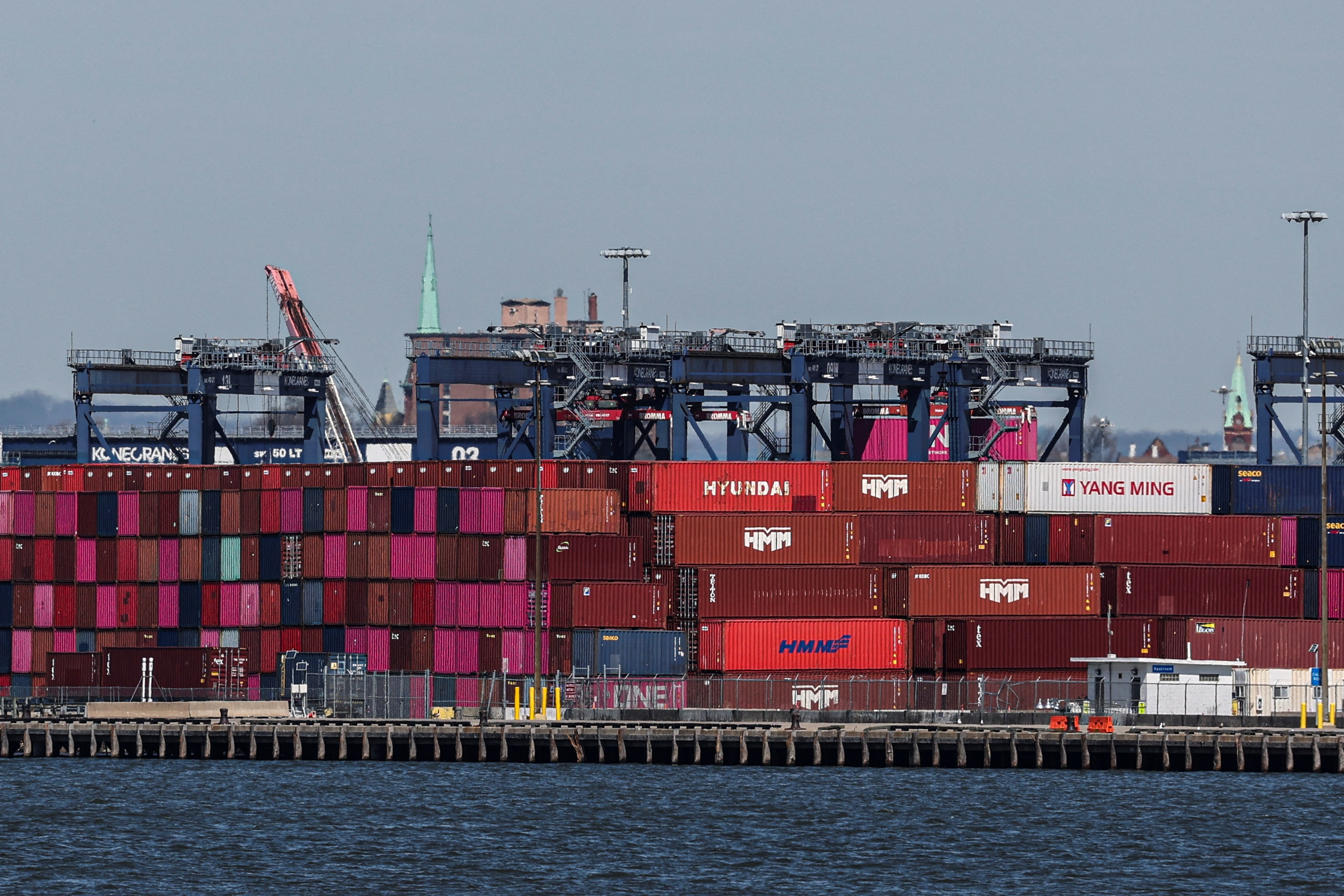 米貿易赤字、2月は6.1％縮小　前倒し購入で輸入は高止まり