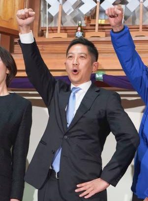 秋田県知事に鈴木氏初当選　相乗りの前副知事破る