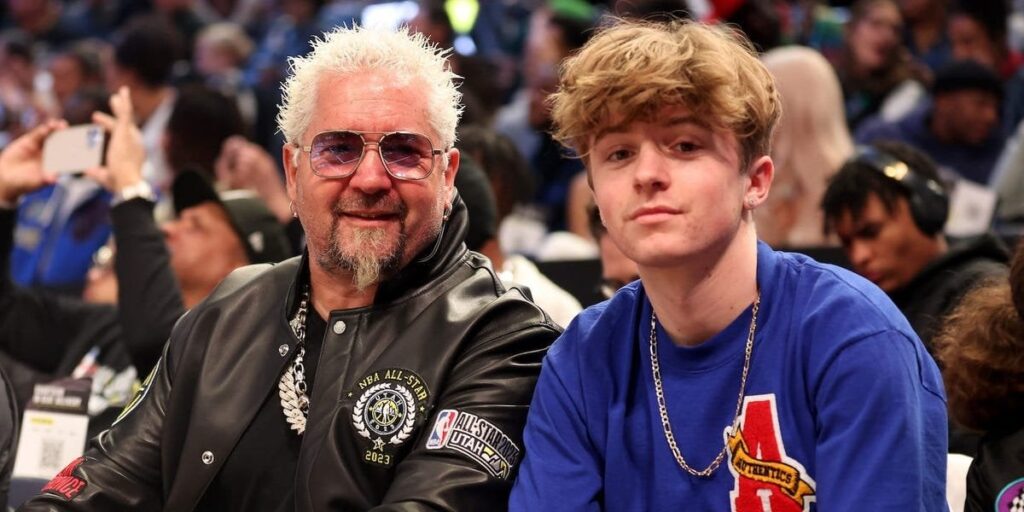 Guy Fieriの子供たちは、相続のために2つの大学の学位を取得する必要があります。彼の最年少の息子は別の取引をしようとしています。