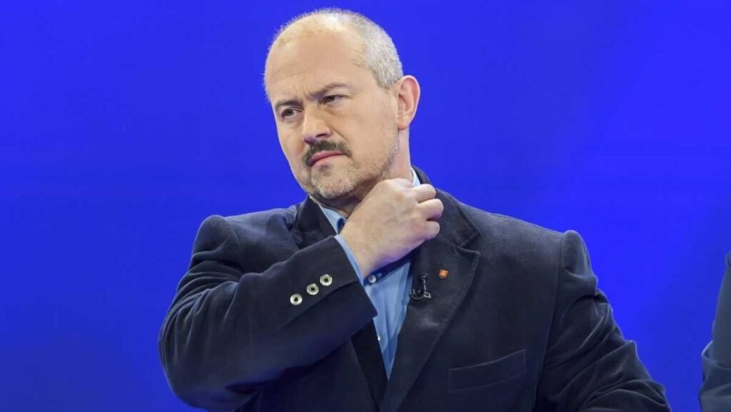 ビデオのマリアン・コトレバは、人々が牛乳物質でワクチン接種されていると主張しています。専門家は、それが科学的に不可能であると説明しました