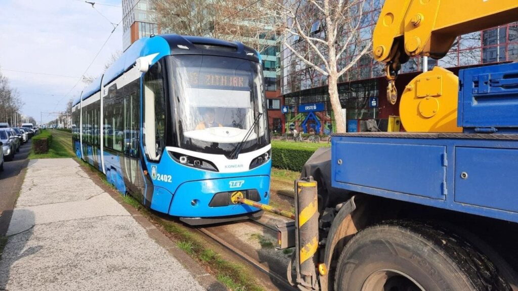 新しい路面電車は昨日、ザグレブ通りにリリースされ、今朝はすでにレールにドラッグしました！彼は素晴らしいダウンタイムを引き起こしました、ビデオを見てください