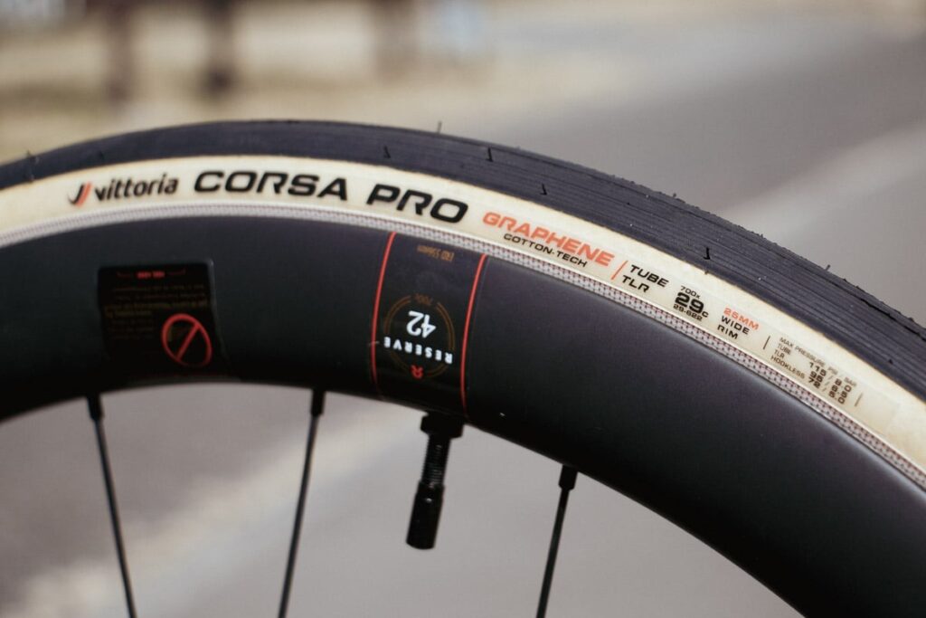 イタリア本社開発チーフに聞く「ヴィットリアがCORSA 29Cシリーズを発表した深いワケ」 - | cyclowired