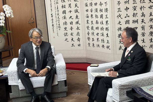 ペルーと沖縄「連携継続を」 山元大使がデニー知事訪問