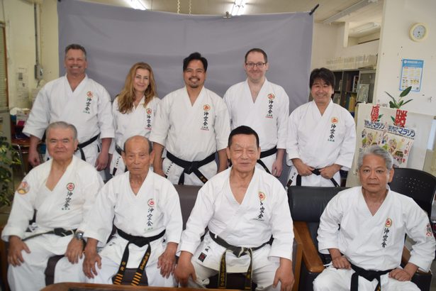 カナダと米国から14人「真の空手の精神学べる」　上地流の道場で稽古　沖縄