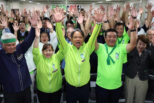 うるま市長　中村正人氏が再選、照屋大河氏に約7000票差　投票率は最低53・88％　市政継続に支持 　沖縄