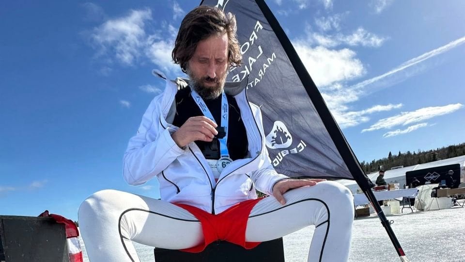 ポーランドのアスリートは、厳しい5時間の裸足のアイスマラソンランで歴史を作っています