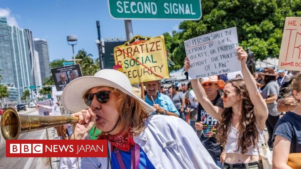 米各地でトランプ氏への抗議デモ、「王はいらない」と - BBCニュース