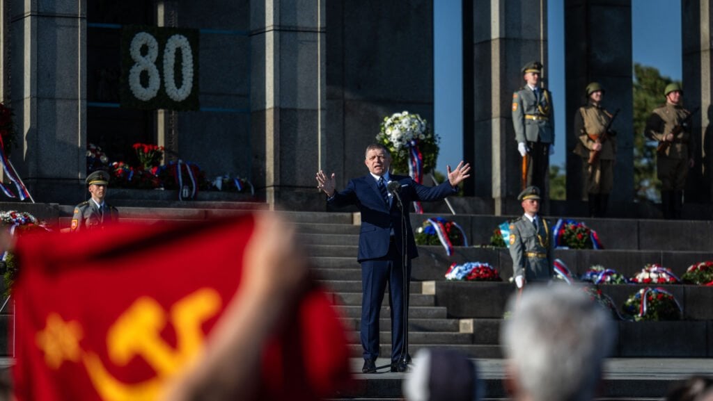 Slovak PM FICOはEUの警告に反し、ロシアの勝利の日に出席します
