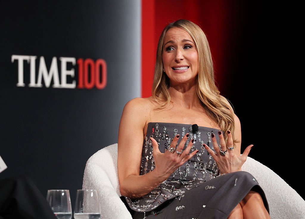 ニッキー・グレイザーは、仲間のコメディアンがトランプについて冗談を言っているかどうか税関で尋ねられたと言います。