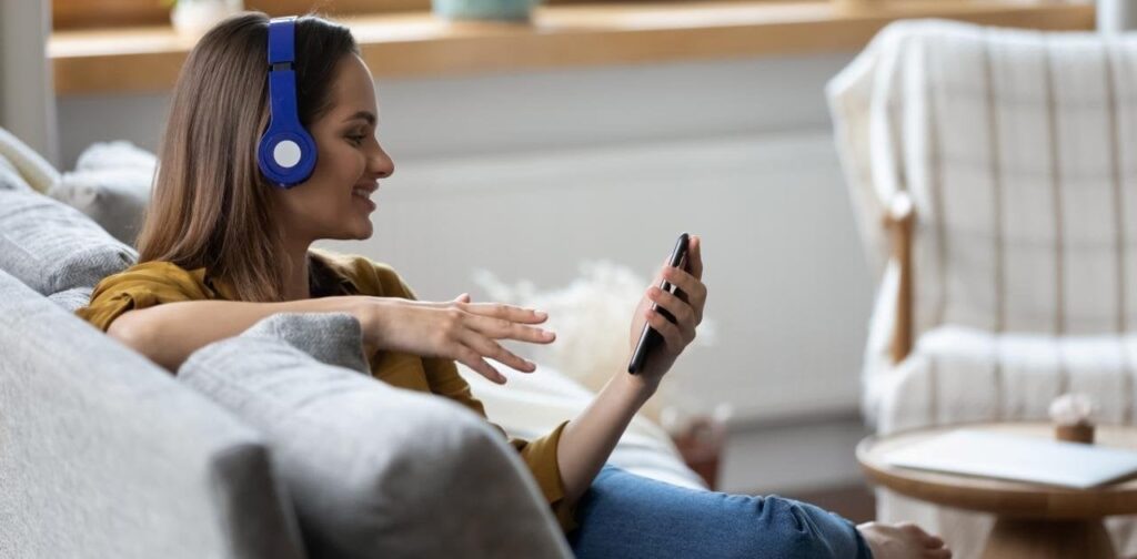 「ChatGPTがあれば英会話スクールに通わなくてもOK」スマホ1つでできる英語学習法【質問し放題な点もメリット】