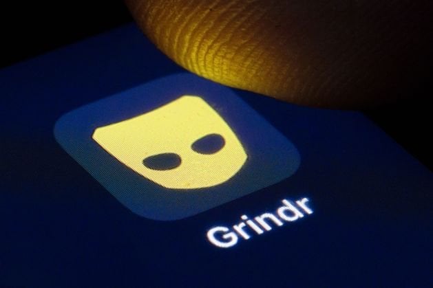 性的中毒者のビジネスマンは、家族の休日にgrindrを使って彼を捕まえた後、従業員として婚約者を略奪しました