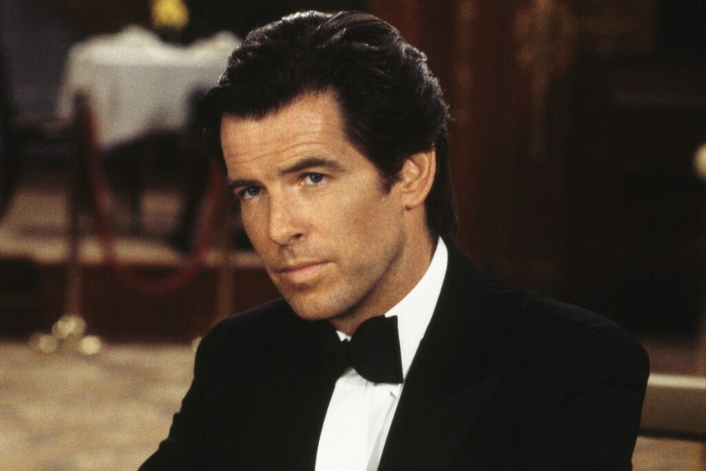 ピアス・ブロスナンは、「ジェームズ・ボンドを再び演奏することで逃げることができる」と言います。「何が起こるか見てみましょう」