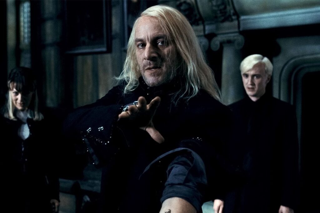 ジェイソン・アイザックは、ハリー・ポッターのディレクターであるクリス・コロンブスが、彼のルシウス・マルフォイ・アクセント'80から90％を「引き戻す」ように言ったと言います。
