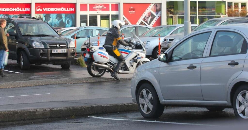 スパイの疑いに対する仕事の義務から釈放された警察官