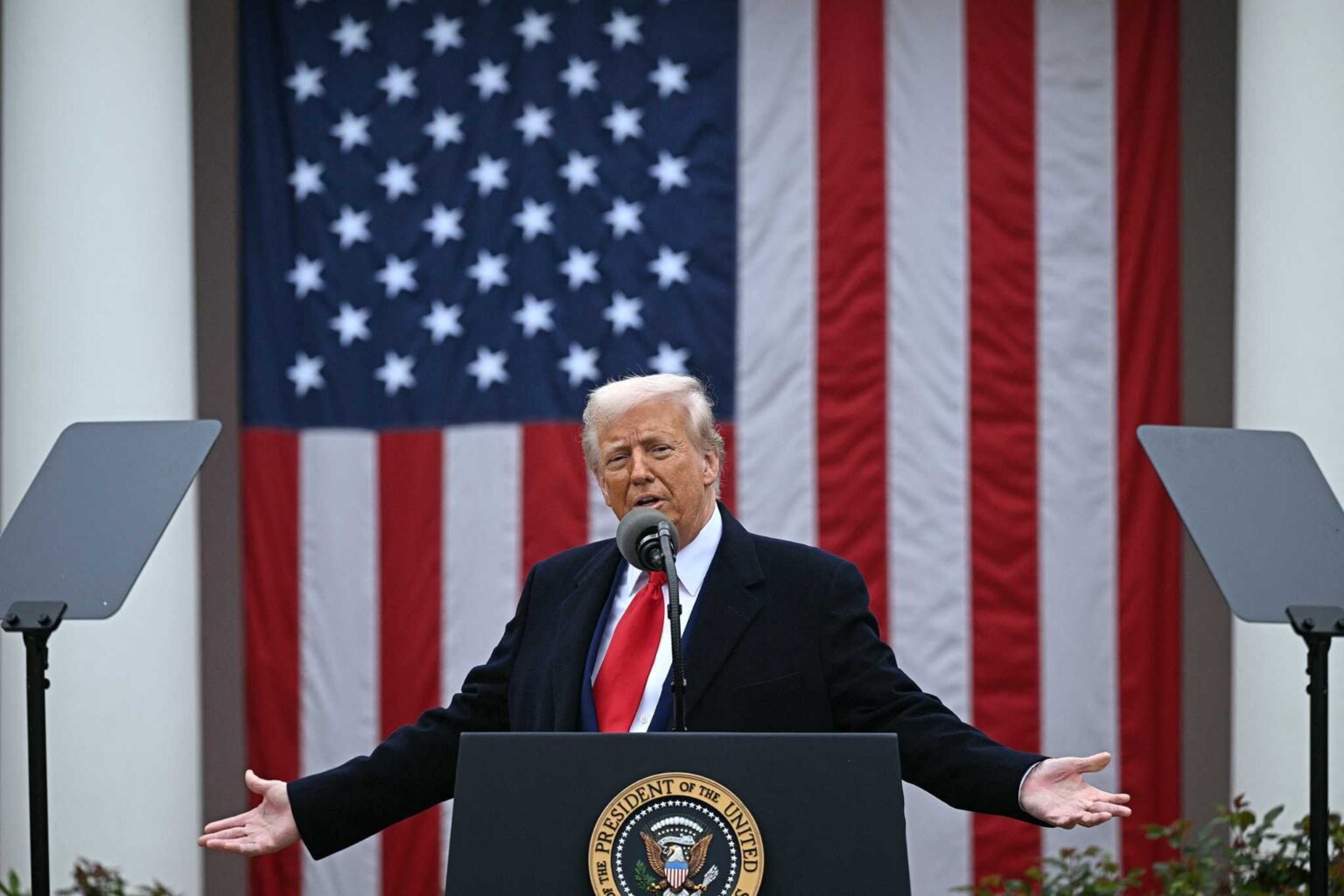 アメリカ民主共和国は亡くなりました。 236歳でした