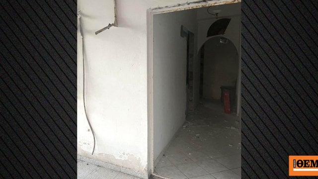 ギャングの慈悲において、ポア・ケラテア・バイオパ - 家族のコテージでの継続的な強盗と破壊行為
