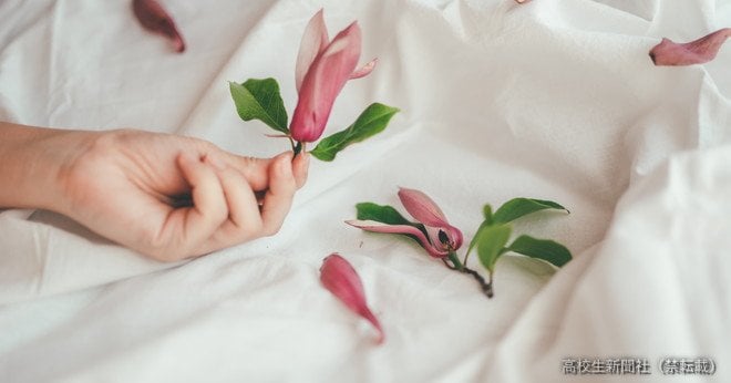 同じクラスだった男子に片思いしています。彼とはもともと、それほど仲が良かったわけではありません。しかし、出席番号順に並ぶと隣になるので、よく話していました。今はクラスが離れてしまったので、話すことはありません。インスタはつながっていますが、LINEは交換していません。なかなか告白する勇気も出せず、行動せずにいたら、先日、彼に彼女ができてしまいました。彼女も同じく、昨年のクラスメートで、クラスの中でもかわいい子。私と彼女はほぼ話しません。彼を諦められないんです。「諦めなくちゃ」と毎日に思うのに、彼を見ると「諦めたくない」と思ってしまいます。私はどうすればいいでしょうか。（炭酸水・高校3年女子）