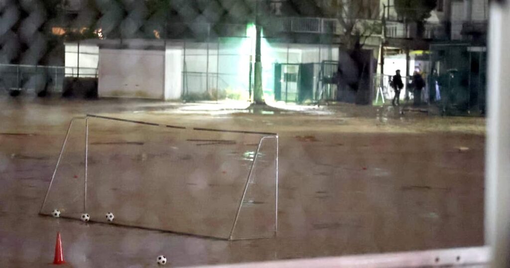 「ドーンという雷鳴と地響き」サッカーボール転がる帝塚山学園グラウンド 驚きの住民たち - 産経ニュース