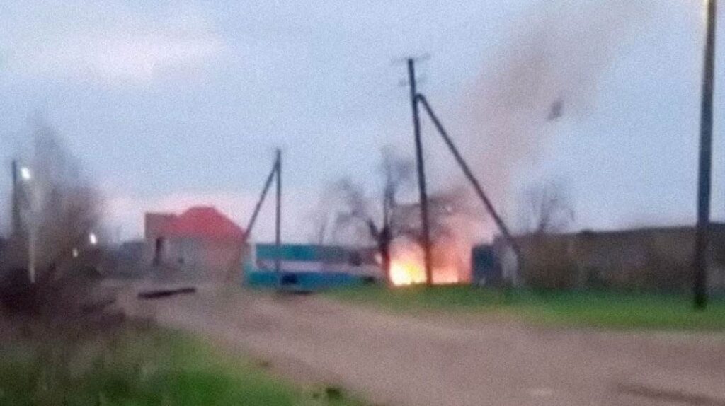チェチェン軍を運ぶ装甲車両が占領されたメリトポルで爆発する、とウクライナの情報を報告している