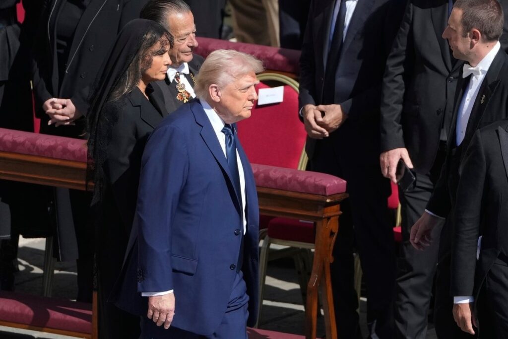 教皇フランシスの葬儀フェイクパスが「ドレスコードを破る」と非難され、早く去ったトランプ