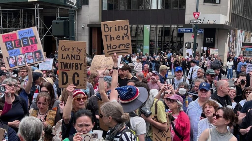 反トランプデモ参加者は米国中に集まります