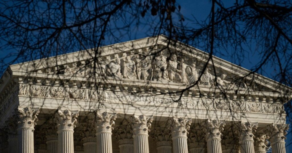最高裁判所は、トランプ政権を今のところベネズエラ人を国外追放しないように命じます