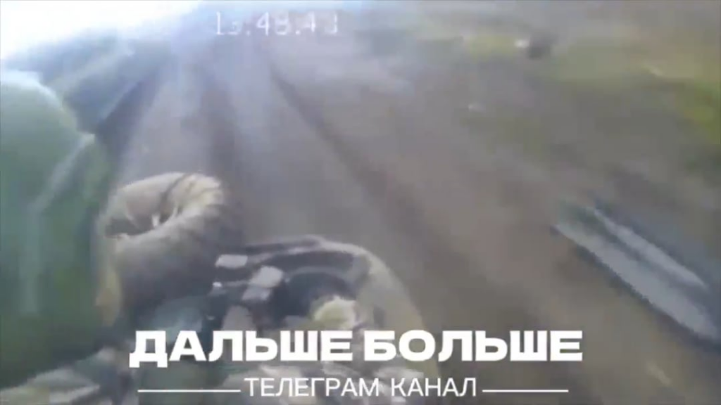 ロシアのPOV：ATVを運転する避難チームは、ウクライナのFPVドローンに見舞われました。 2025年4月