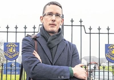 裁判官が教師が「手に負えない男子生徒」のように振る舞っていると言って、エノック・バークから押収された42,000ユーロ以上