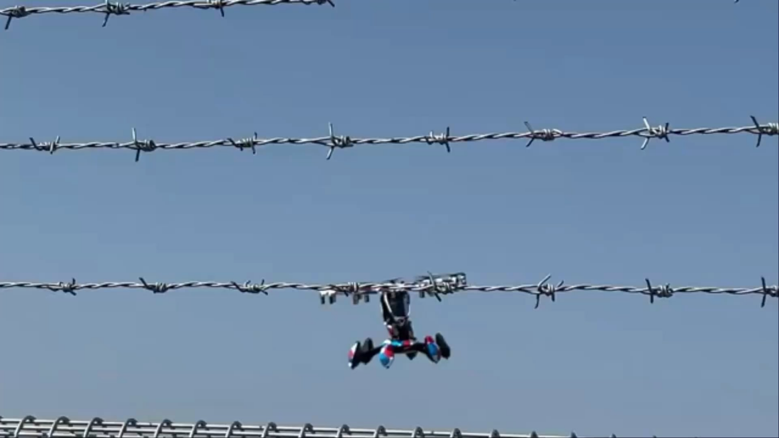【動画】‪3日連続で万博へ。空飛ぶクルマを見に行ったら、飛行中に部品の一部が壊れました。無事に着陸できたので大事に至りませんでしたが。観客のどよめきも聞こえます…#大阪・関西万博‬