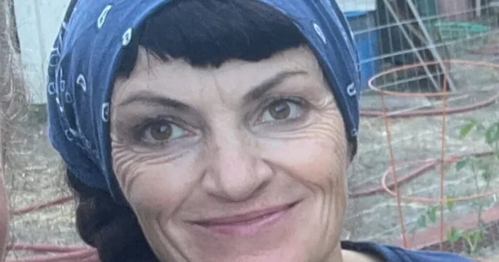 アイルランドの女性は、アイルランドへの訪問から戻って父親に会うために拘留された数十年にわたって私たちの中に住んでいます