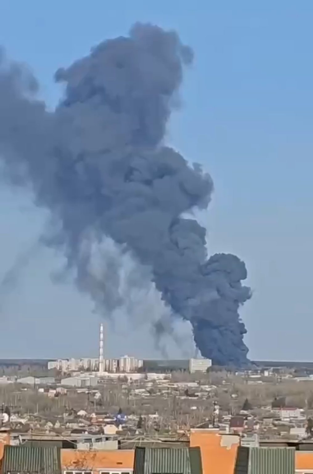 Kurskでは、ベアリングの製造工場が燃えています。地元住民によると、火災の前に爆発が聞こえました。