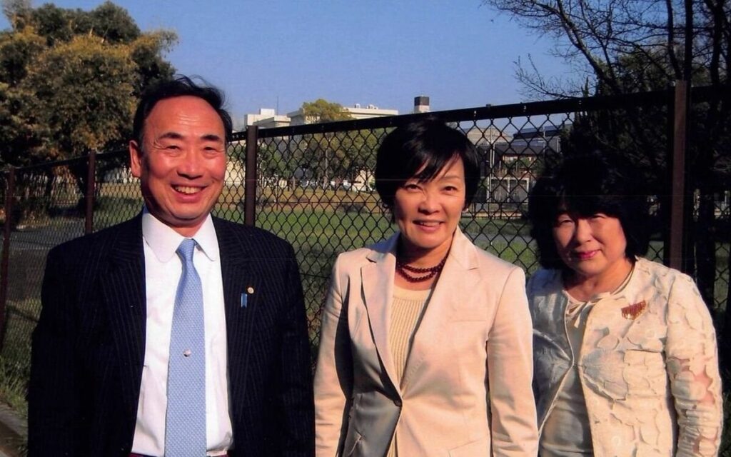 森友開示文書に「安倍昭恵夫人スリーショット写真」前後の期間の欠落が通し番号から判明 　意図的な抜き取りの疑いも《弁護団は週明けにも財務省に見解を求める方針》