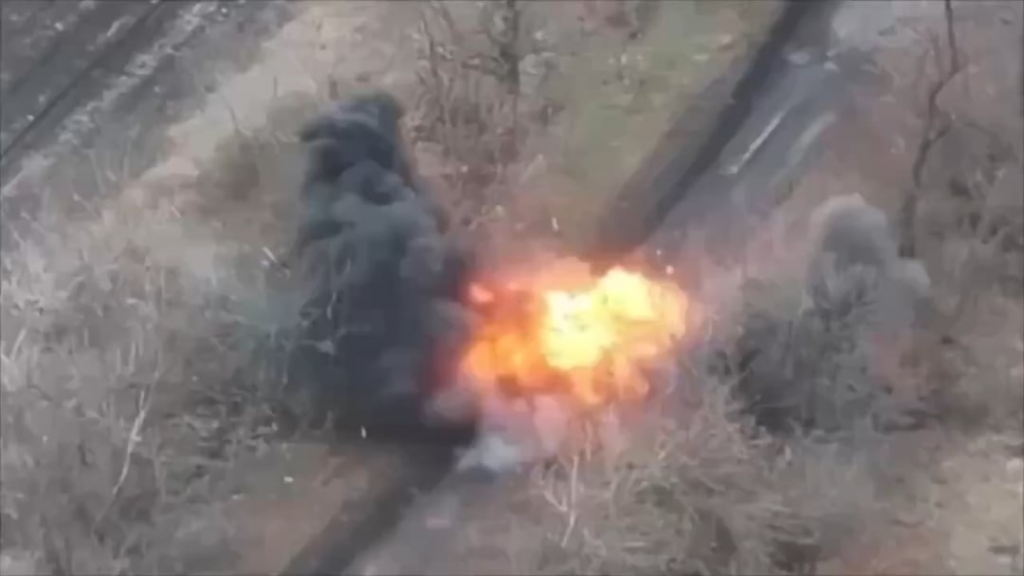 バイクの2人のロシアの兵士が鉱山に衝突しました。ウクライナの偵察ドローンによって観察されました。 2025年4月