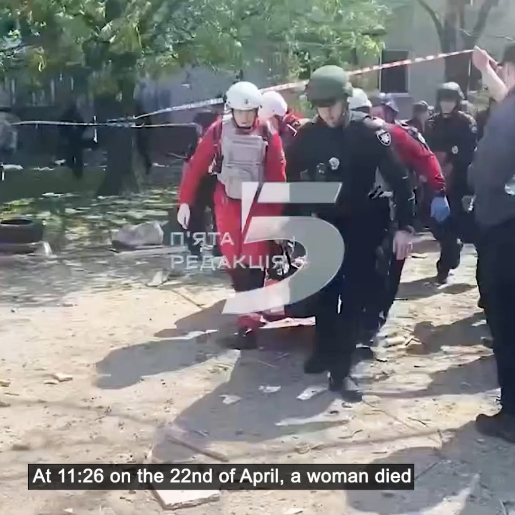 ロシアの指導者は、軍事目的で使用される民間のオブジェクトを打つだけであると主張しています。その数時間後、飛行機が爆弾を落とし、ザポリジャの自宅で69歳の女性を殺します