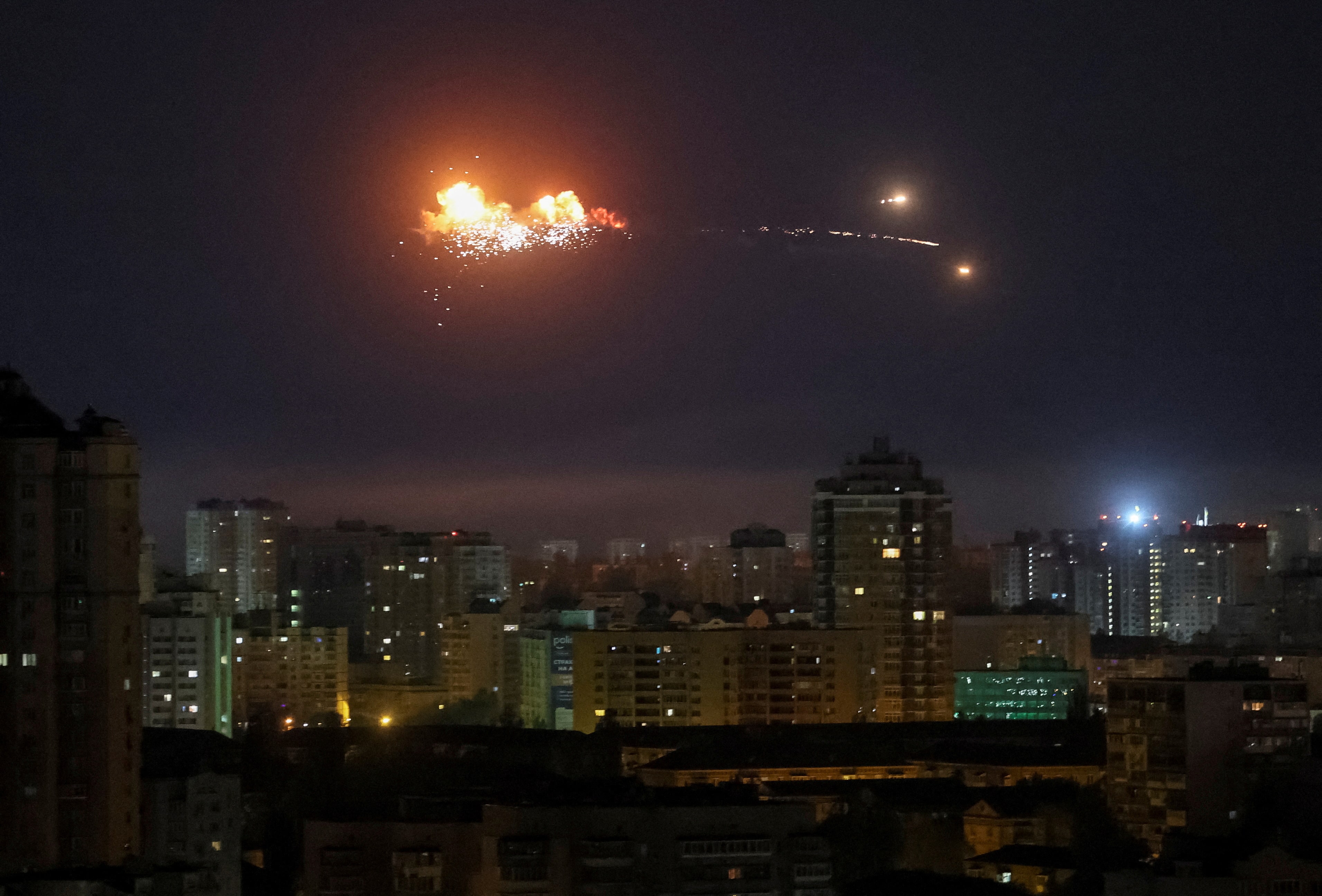 ウクライナ首都に夜間攻撃、9人死亡・70人以上負傷＝当局