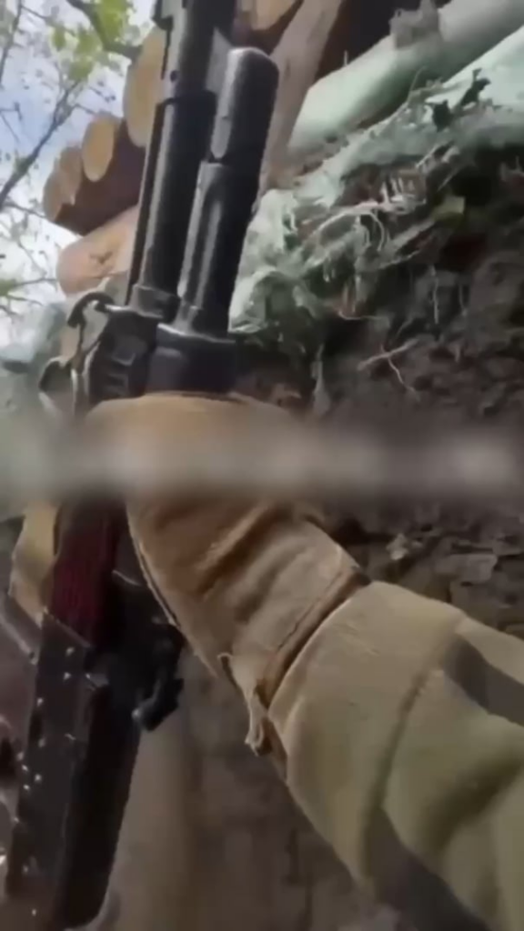 UA POV：ウクライナの兵士は、迫撃砲が彼のtrenchに着地し、同志の腕に深刻な損傷を引き起こす瞬間を記録します。