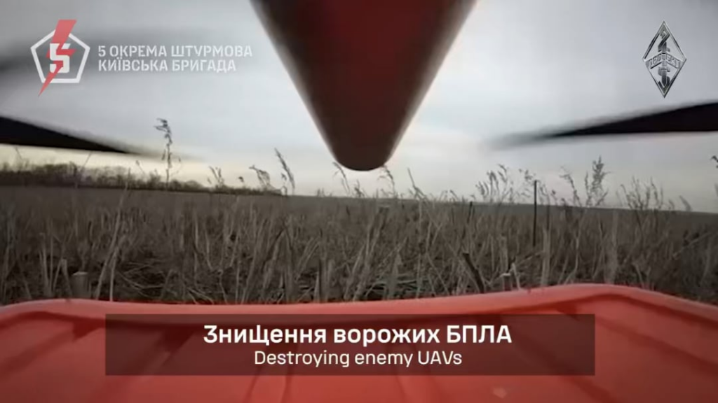 ウクライナ軍の第5回攻撃旅団のショットガンを備えたドローンは、ロシアのクアッドコプターを撃ち落とします。 2025年4月。