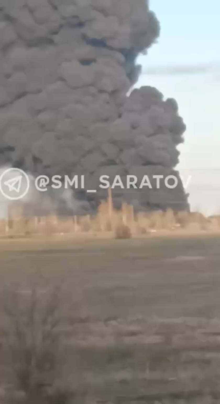 サラトフでは、飛行場で何かが燃えています。火の前に爆発がありました。ロシアのメディアは、燃料油が火をつけたと主張しています。