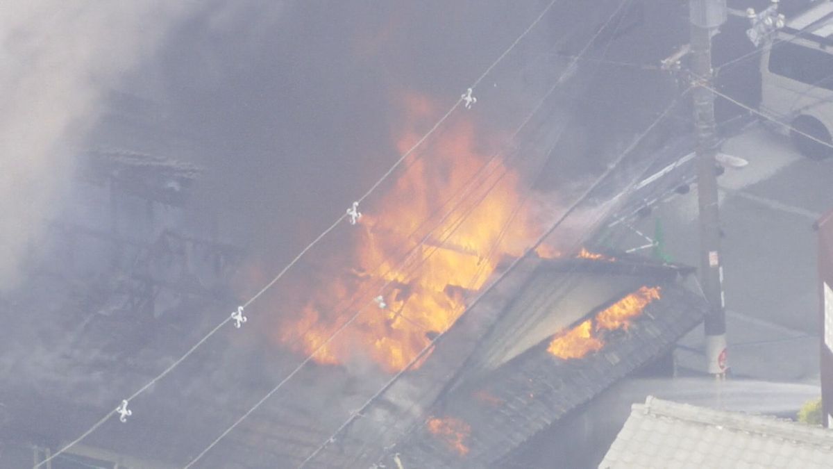 【速報】「隣の建物から爆発音」住宅で火事　複数の建物に延焼か…80代女性が搬送され意識不明の重体　大阪市東淀川区